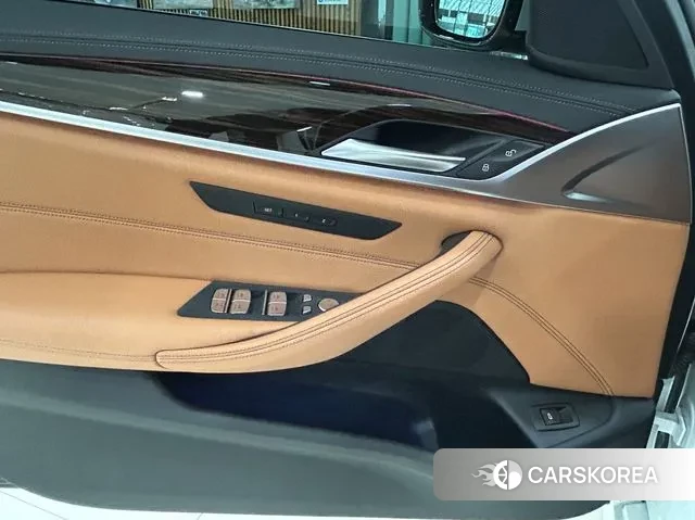 BMW 5 Series (G30) 2022 Белый из Кореи, фото 2