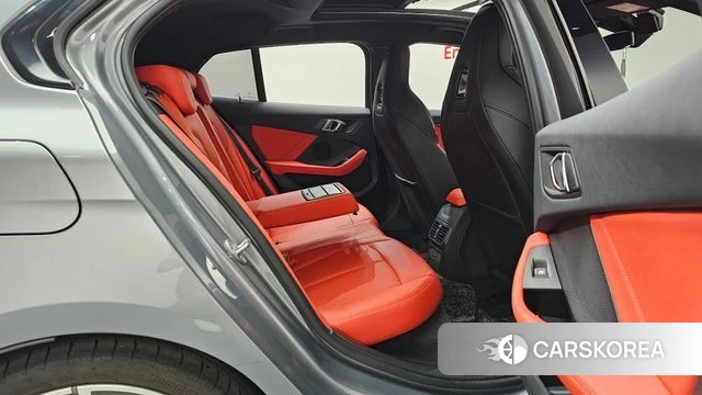 BMW 1 Series (F40) 2023 Серебристо-серый из Кореи, фото 2