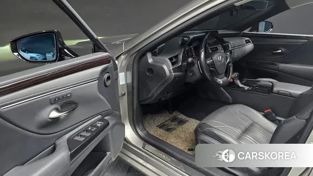 Lexus ES300h 7th generation 2020 Серебряный из Кореи, фото 2