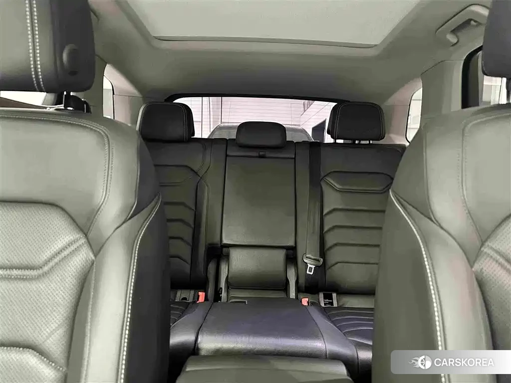 Volkswagen Touareg 2019 Черный из Китая, фото 2