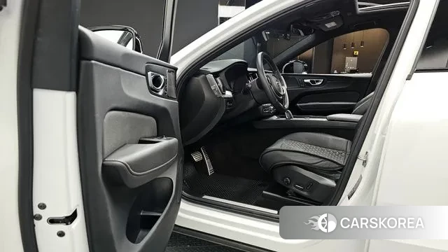 Volvo XC60 second Generation 2021 Белый из Кореи, фото 2