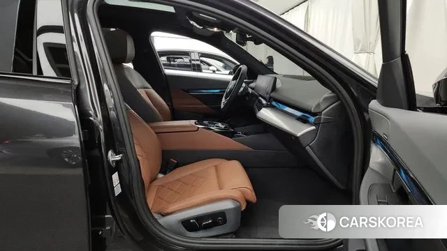 BMW 5 Series (G60) 2024 Серый из Кореи, фото 2