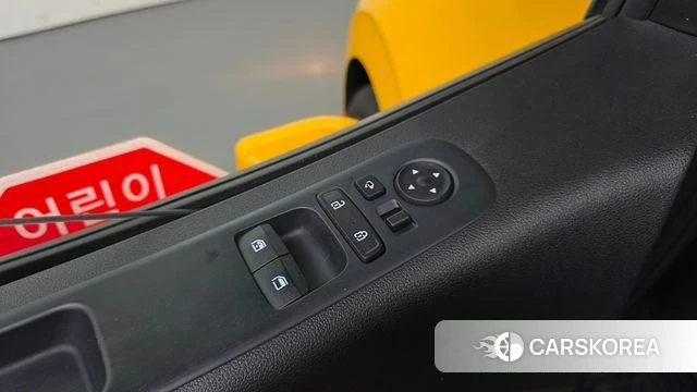 Hyundai Staria 2023 Желтый из Кореи, фото 2