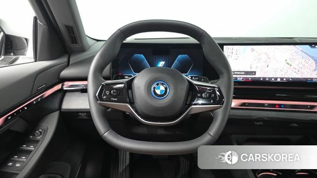 BMW 5 Series (G60) 2025 Белый из Кореи, фото 2