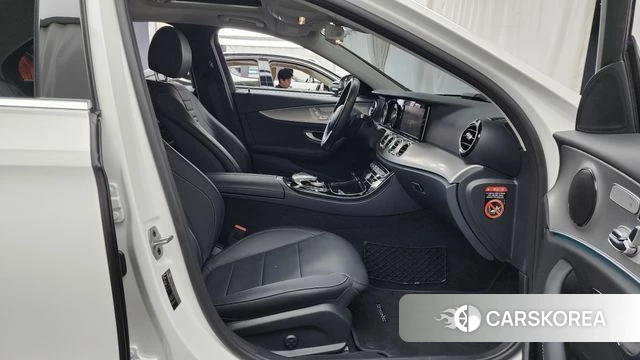 Mercedes-Benz E-Class W213 2018 Белый из Кореи, фото 2