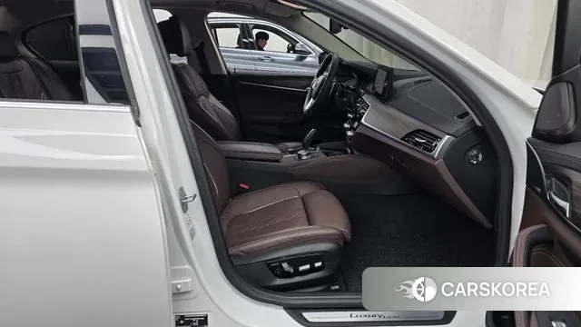 BMW 5 Series (G30) 2023 Белый из Кореи, фото 2