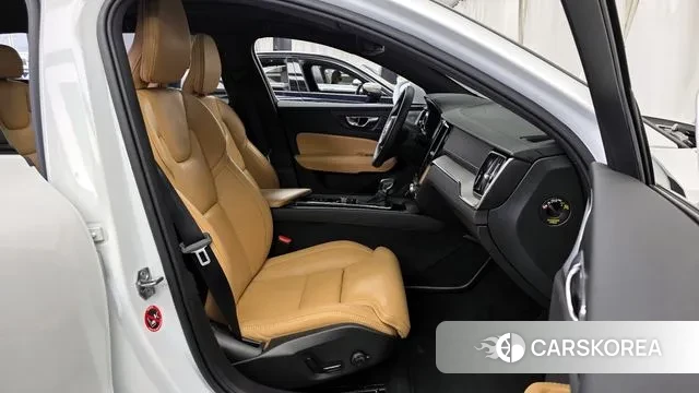 Volvo V60 Cross-Country 2nd Generation 2019 Белый из Кореи, фото 2