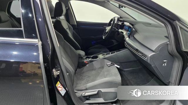 Volkswagen Golf 8th Generation 2022 Черный из Кореи, фото 2