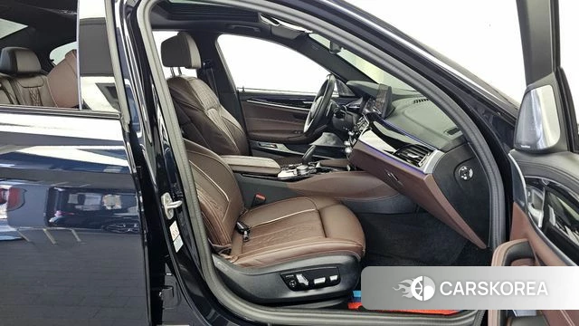 BMW 5 Series (G30) 2023 Черный из Кореи, фото 2