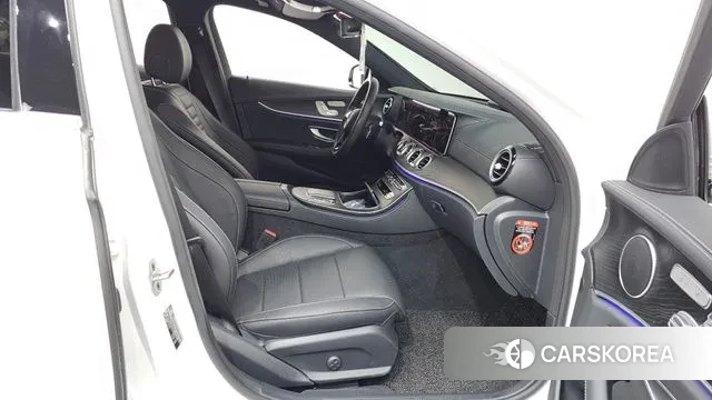 Mercedes-Benz E-Class W213 2022 Белый из Кореи, фото 2