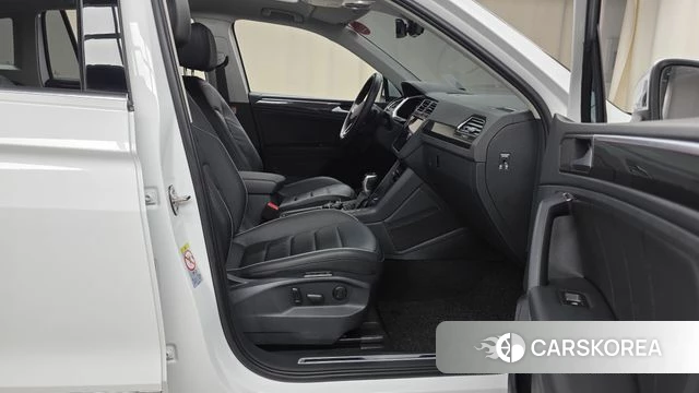 Volkswagen Tiguan second Generation 2022 Белый из Кореи, фото 2