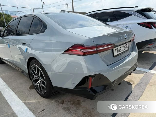 BMW 5 Series (G60) 2026 Небесно-голубой из Кореи, фото 2