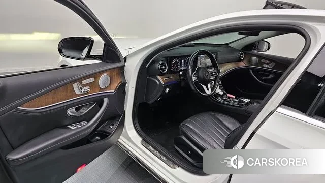 Mercedes-Benz E-Class W213 2018 Белый из Кореи, фото 2