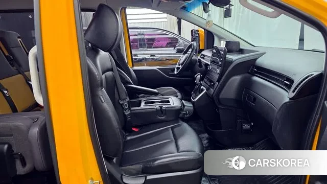 Hyundai Staria 2022 Желтый из Кореи, фото 2