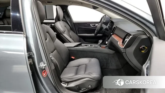 Volvo V60 Cross-Country 2nd Generation 2019 Серый из Кореи, фото 2