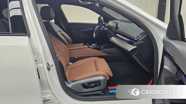 BMW 5 Series (G60) 2025 Белый из Кореи, фото 2