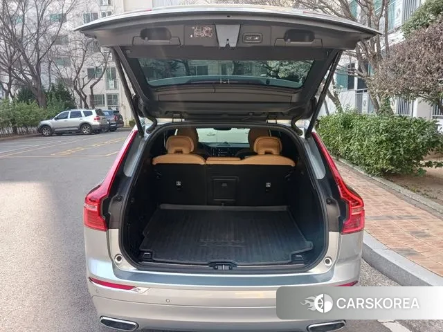 Volvo XC60 second Generation 2019 Светло-серебряный цвет из Кореи, фото 2