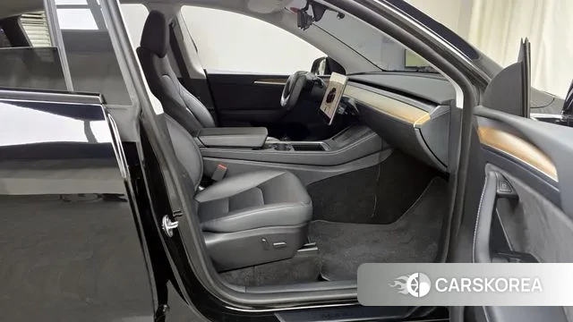 Tesla Model Y 2024 Черный из Кореи, фото 2