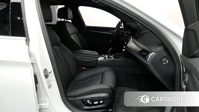 BMW 5 Series (G30) 2023 Белый из Кореи, фото 2