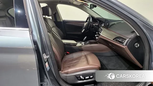 BMW 5 Series (G30) 2018 Светло-серебряный цвет из Кореи, фото 2