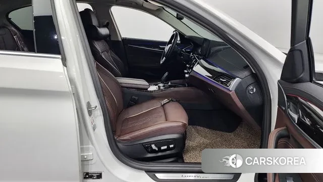 BMW 5 Series (G30) 2023 Белый из Кореи, фото 2