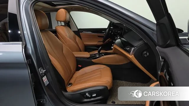 BMW 5 Series (G30) 2018 Серебристо-серый из Кореи, фото 2