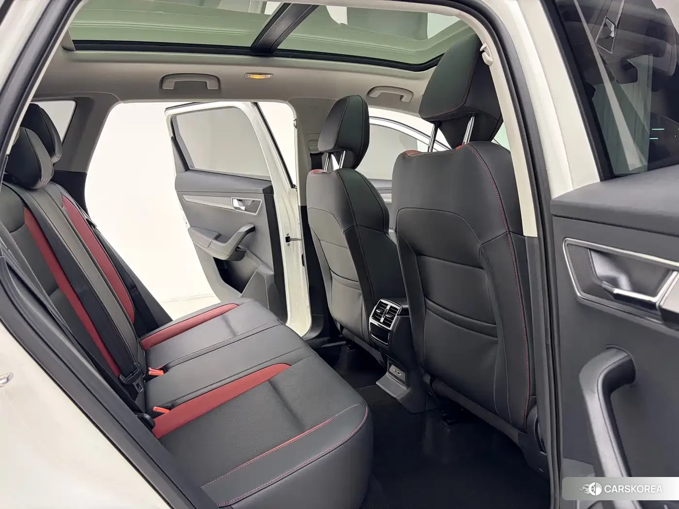 Skoda Karoq 2022 Белый из Китая, фото 2