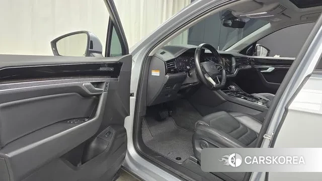 Volkswagen Touareg 3rd generation 2021 Серебряный из Кореи, фото 2