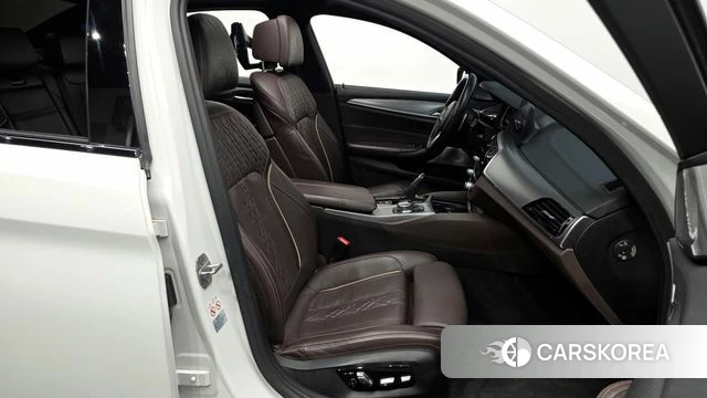 BMW 5 Series (G30) 2018 Белый из Кореи, фото 2