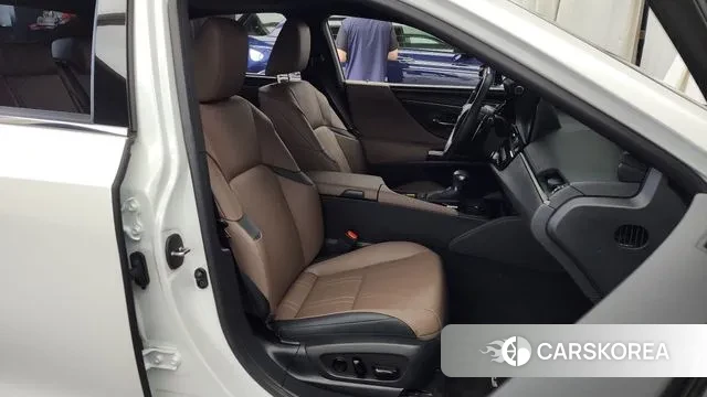 Lexus ES300h 7th generation 2023 Белый из Кореи, фото 2