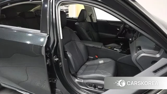 Lexus ES300h 7th generation 2025 Черный из Кореи, фото 2