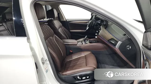 BMW 5 Series (G30) 2023 Белый из Кореи, фото 2