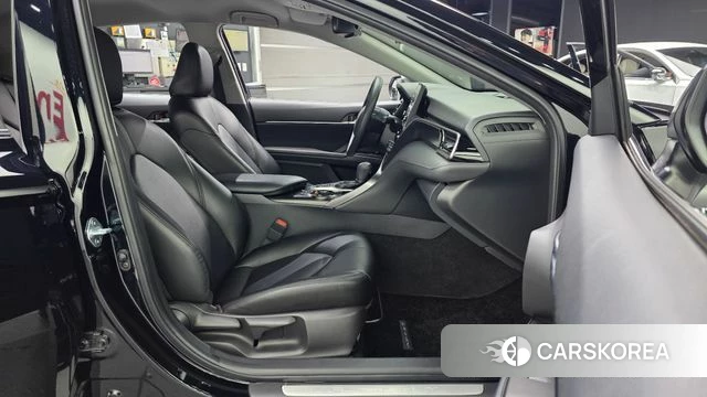 Toyota Camry (XV70) 2021 Черный из Кореи, фото 2