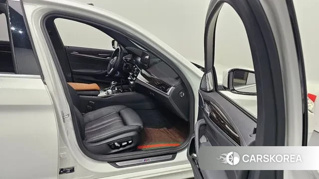 BMW 5 Series (G30) 2022 Белый из Кореи, фото 2