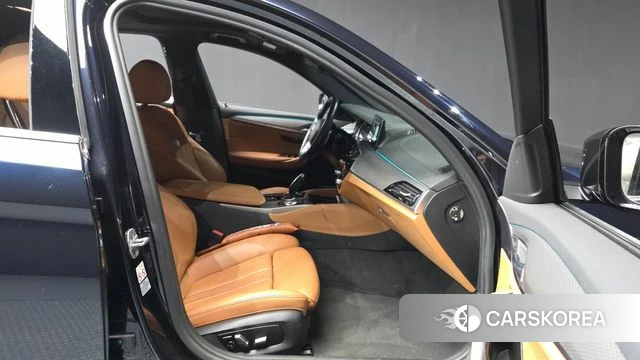 BMW 5 Series (G30) 2018 Черный из Кореи, фото 2