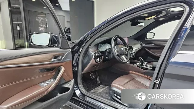 BMW 5 Series (G30) 2019 Черный из Кореи, фото 2