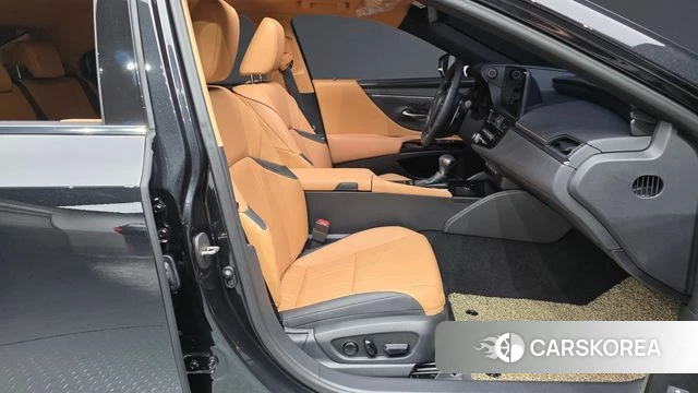 Lexus ES300h 7th generation 2023 Черный из Кореи, фото 2