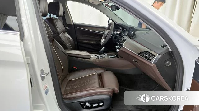 BMW 5 Series (G30) 2018 Белый из Кореи, фото 2