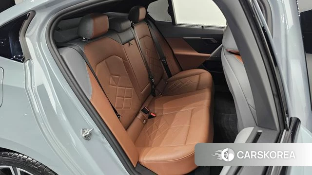 BMW 5 Series (G60) 2026 Светло-серебряный цвет из Кореи, фото 2
