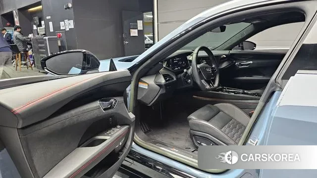 Audi RS e-Tron GT 2022 Небесно-голубой из Кореи, фото 2