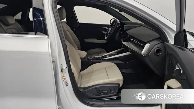 Audi A3 (8Y) 2023 Белый из Кореи, фото 2