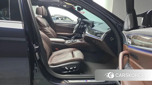 BMW 5 Series (G30) 2018 Черный из Кореи, фото 2