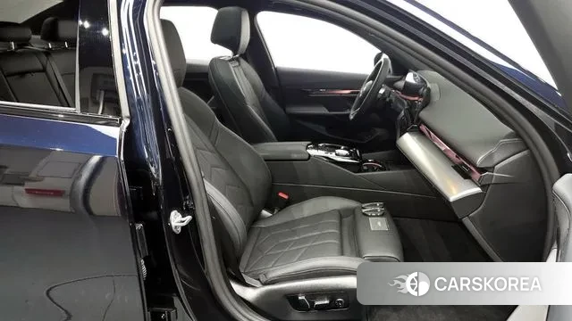 BMW 5 Series (G60) 2025 Черный из Кореи, фото 2