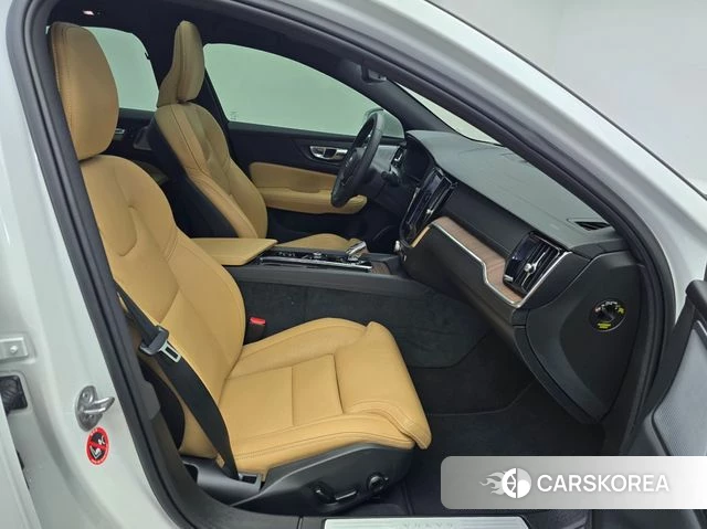 Volvo S60 3rd generation 2023 Белый из Кореи, фото 2