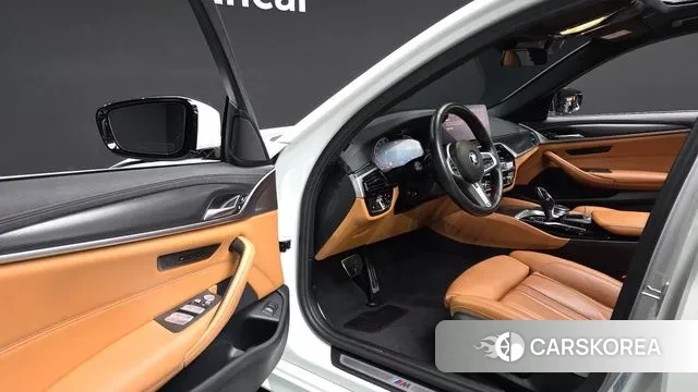 BMW 5 Series (G30) 2022 Белый из Кореи, фото 2