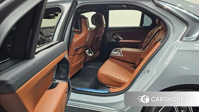 BMW 7 Series (G70) 2024 Серебристо-серый из Кореи, фото 2