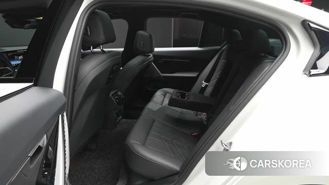 BMW 5 Series (G60) 2025 Белый из Кореи, фото 2