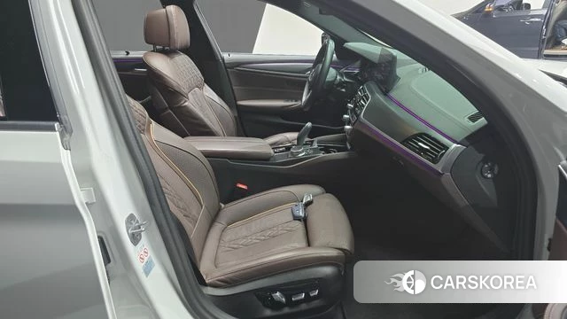 BMW 5 Series (G30) 2023 Белый из Кореи, фото 2