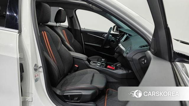 BMW 1 Series (F40) 2021 Белый из Кореи, фото 2
