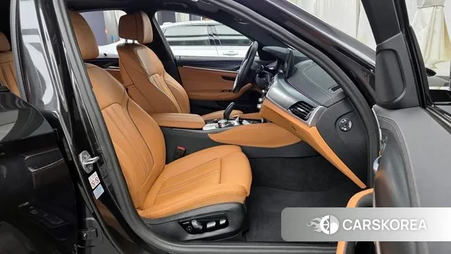 BMW 5 Series (G30) 2023 Серый из Кореи, фото 2